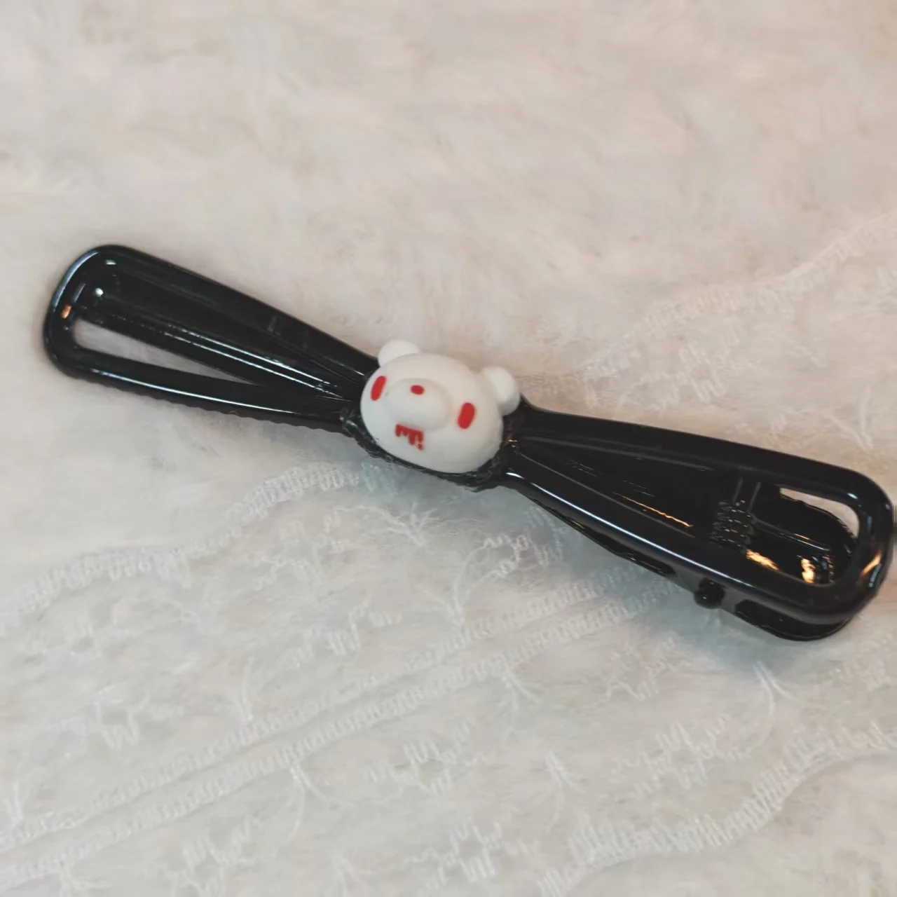 Edgy Bloody Bear Haarspangen – Schwarze Clips mit rosa/weißen Bärenmotiven, fügen Sie kräftige, süße und dunkle Haptik an Frisuren hinzu.