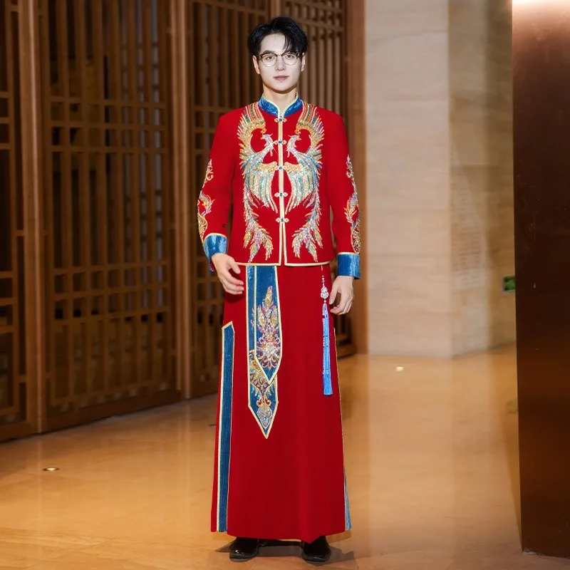 

A new Chinese-style red wedding dress for the groom with dragon and phoenix gown