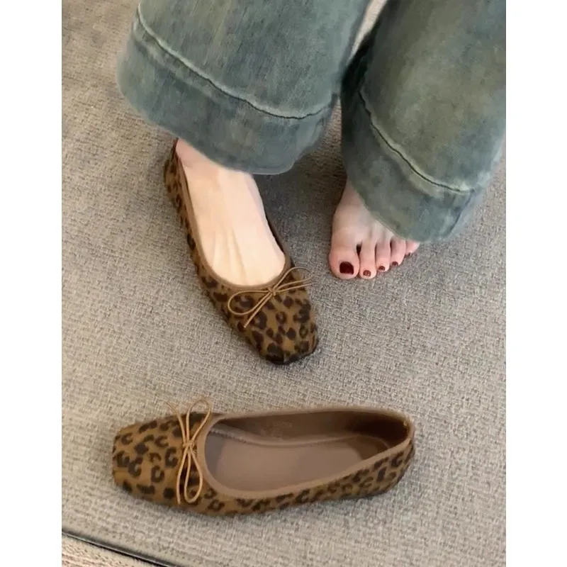 أحذية نسائية بنمط جلد الفهد الكلاسيكي ذات قاعدة مسطحة سهلة الارتداء، نعل ناعم خفيف الوزن، أحذية باليه مريحة، أحذية الجدة