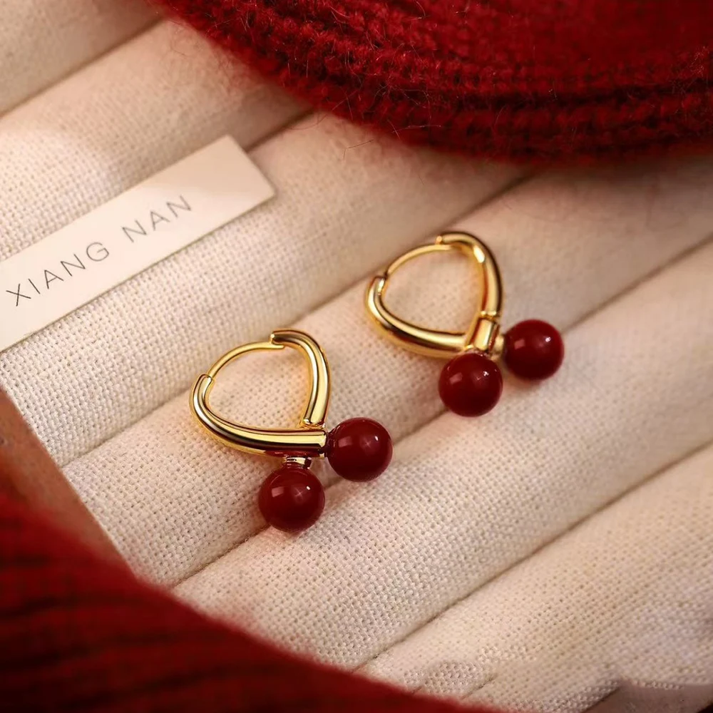 

Серьги-кольца из настоящего серебра 925 пробы с красными бусинами для женщин, модные изысканные ювелирные изделия, нишевые аксессуары премиум-класса