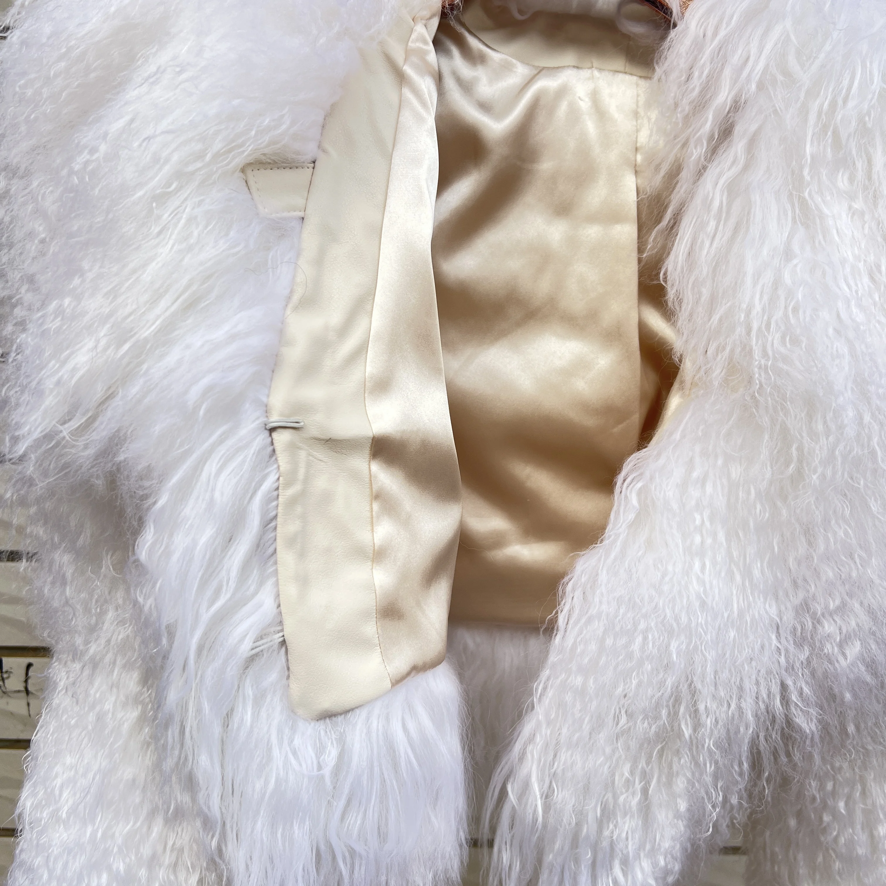 سترة نسائية شتوية من Aulande معطف فرو حقيقي للنساء شتاء دافئ 100% خروف منغولي طبيعي أبيض قصير من جلد الغنم عالي الجودة