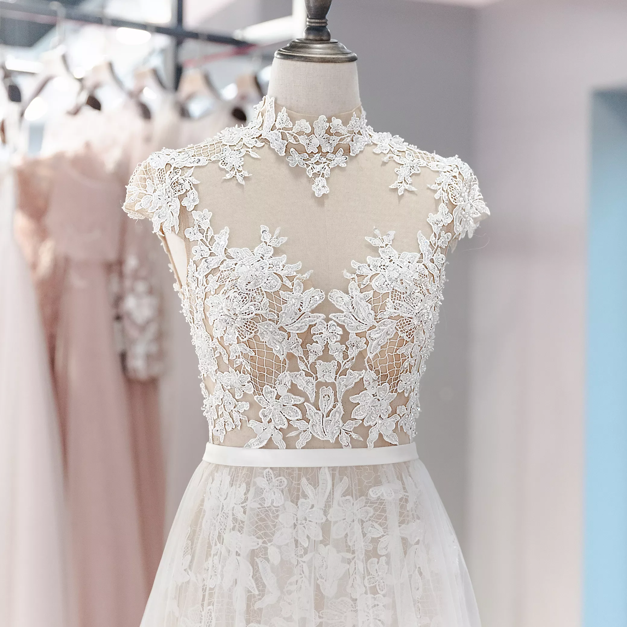 Roycebridal A line تول ناعم مع الدانتيل الرومانسي زين فستان الزفاف زي العرائس مع الترتر الخرز رداء دي ماري