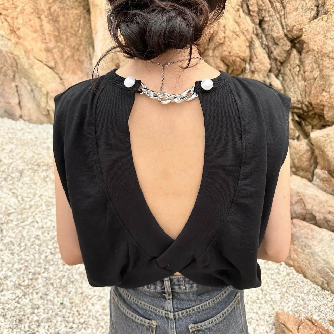 

Elegant Chic Backless V-Shape Cross Metal Buckle Design Sleeveless Top Women's Summer Cotton T-Shirt Fashionable Minimalist S...