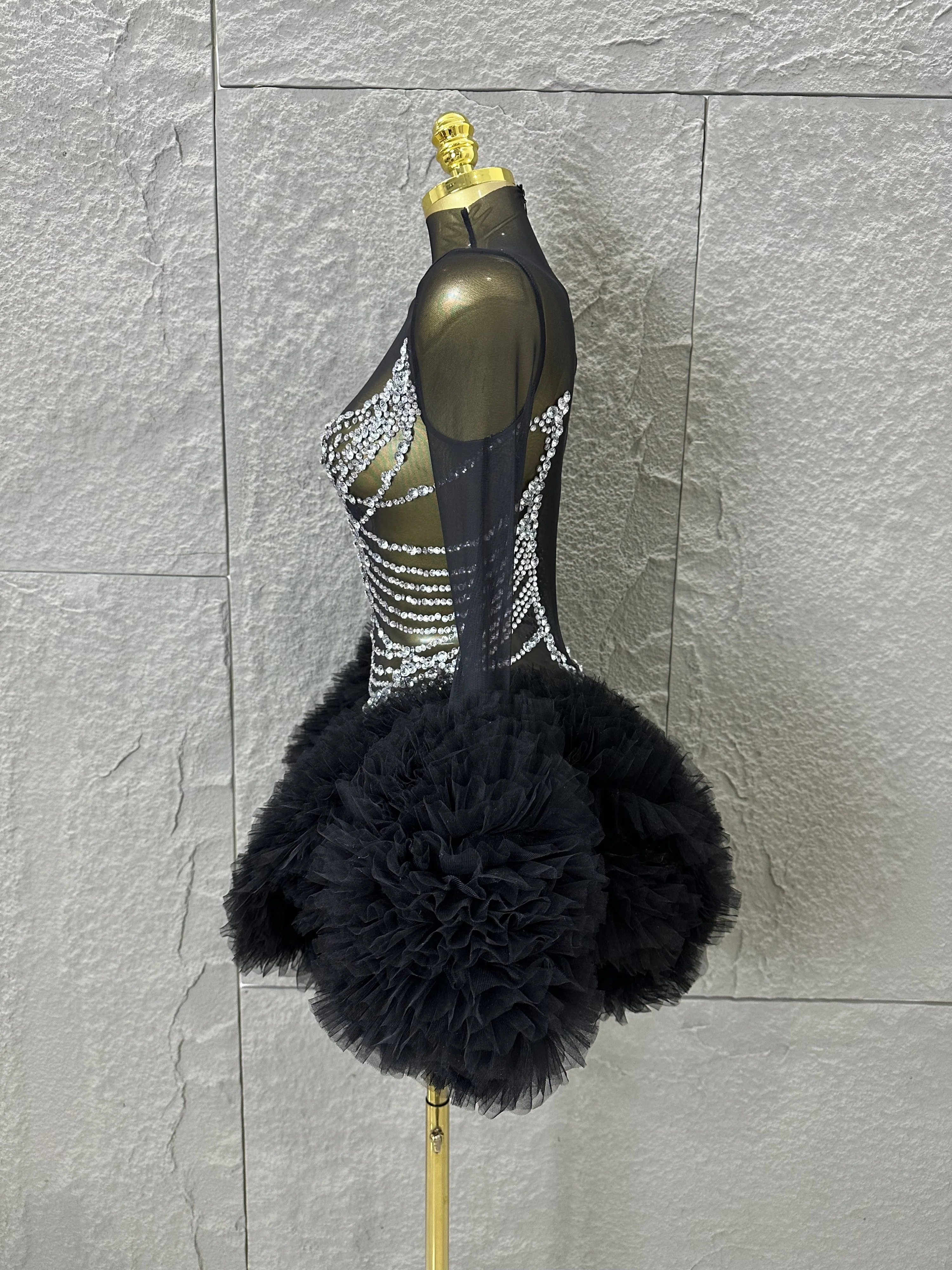 

Черное прозрачное мини-платье с длинными рукавами, украшенное серебряными кристаллами, для выступлений, ночных клубов, гламурных торжественных мероприятий