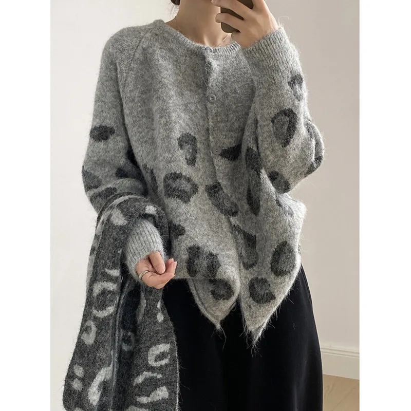 EAEOVNI ليوبارد محبوك المرأة سترة سترة عادية التباين اللون وشاح طوق المرقعة زر الملابس 2025 الخريف الشتاء #3