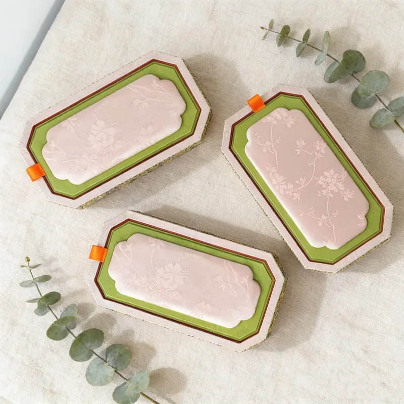 

Palace Style Velvet Jewelry Display Tray with Lid, Dustproof Ring & Bracelet Storage Box for Jade, Luxury Eid Gift for Women