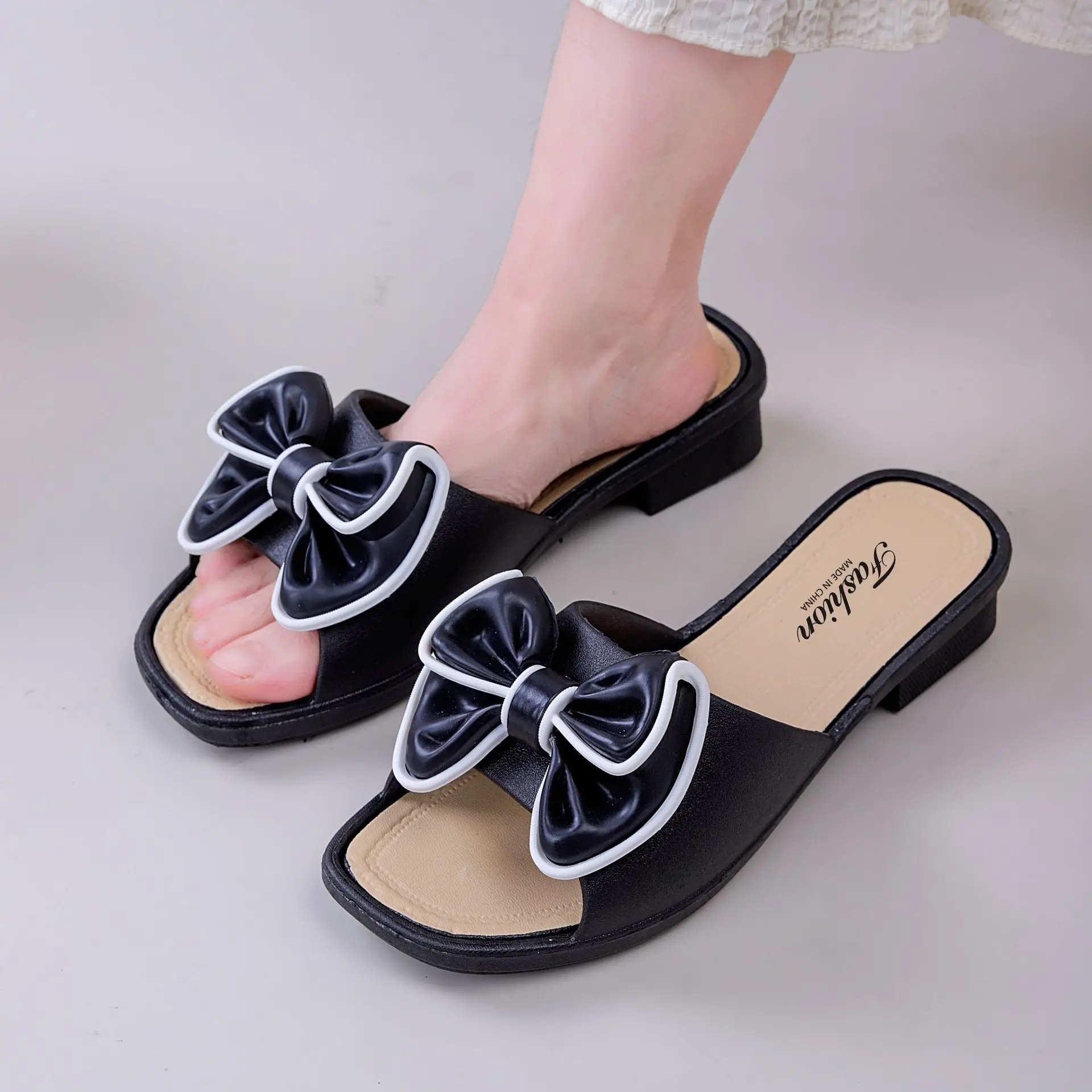 Women's Versatile Summer Sandals - Fashion Thick Sole Flip Flops, Non-Slip Durable Outdoor Slides for Beach/Street Wear