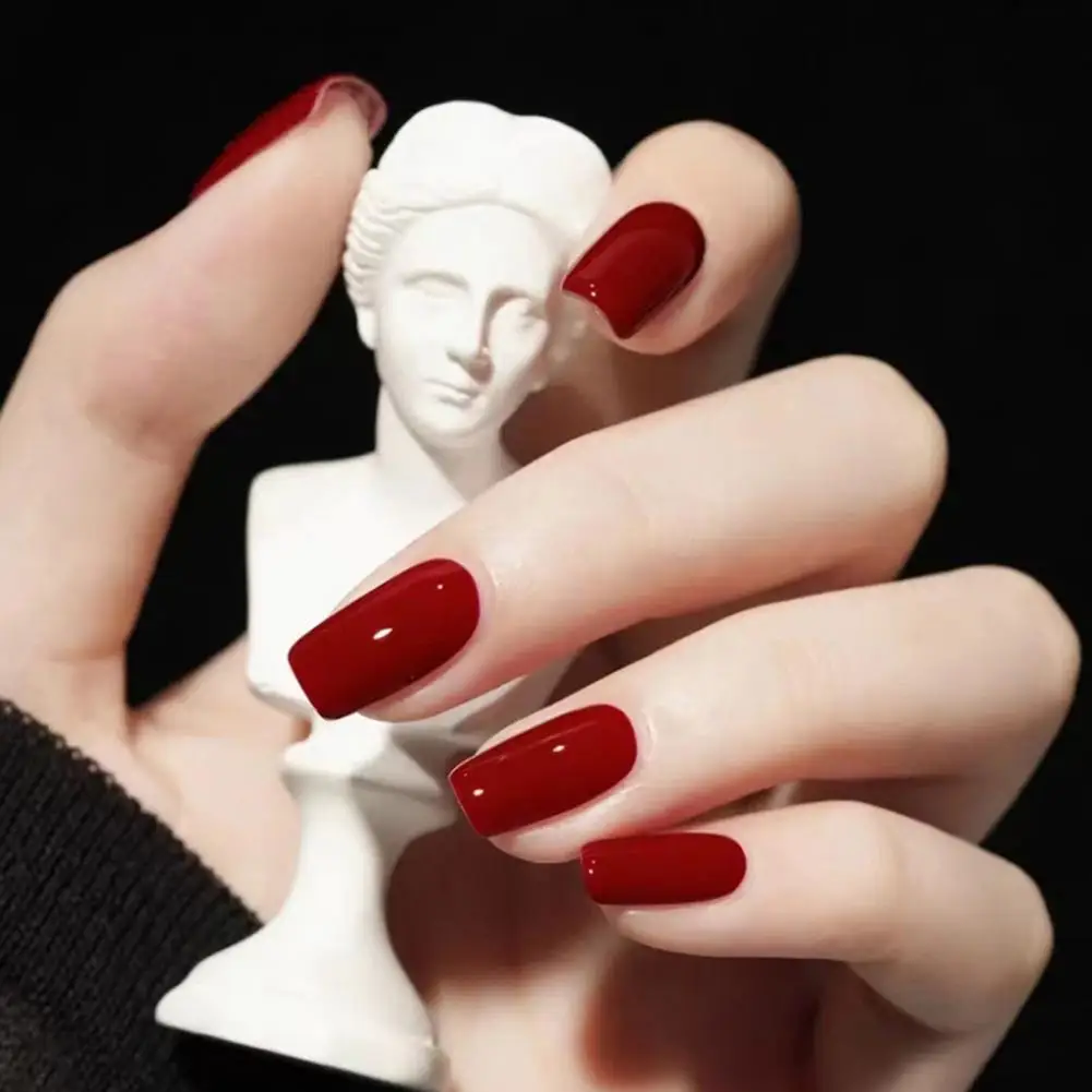 The mid-length square solid wine red manicure creates a festive atmosphere.