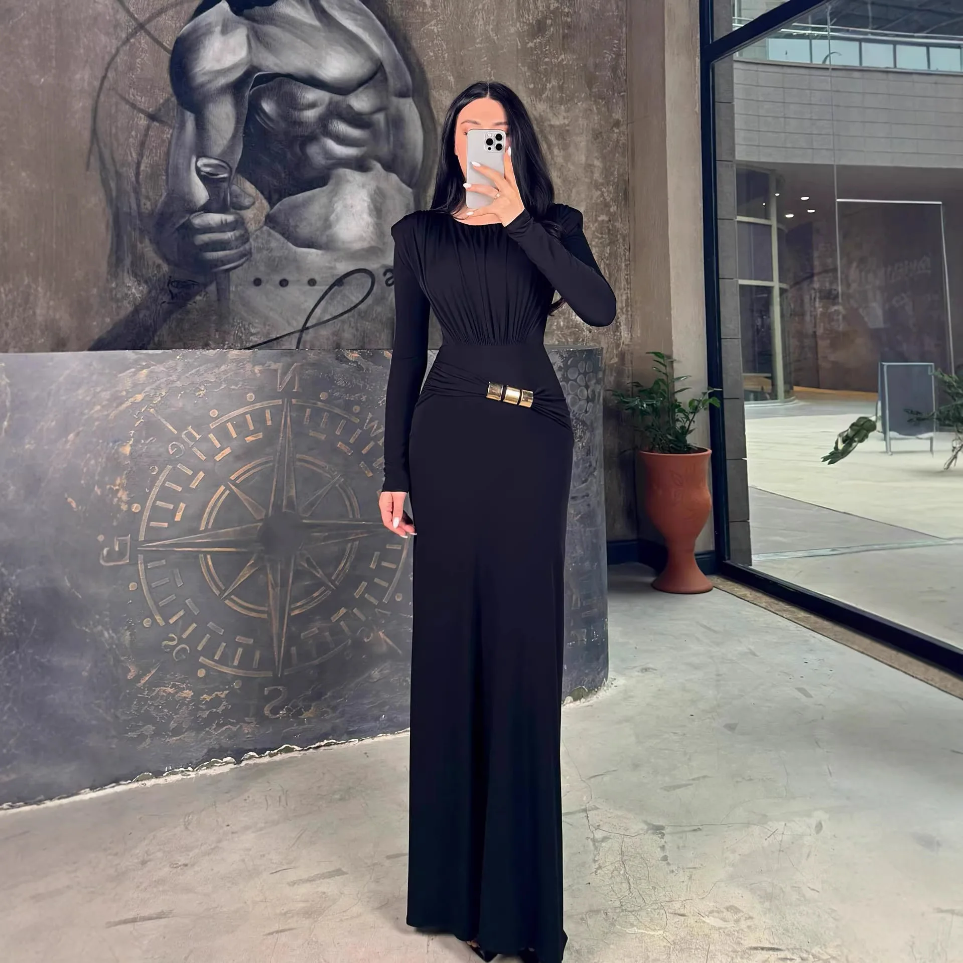 Damenkleid mit Metallschnallen-Dekor, Rundhalsausschnitt, Langen Ärmeln, Eng Anliegend, Langer Schlitz, Elegant für Tägliches Tragen, Vielseitig, Lässig und Bequem