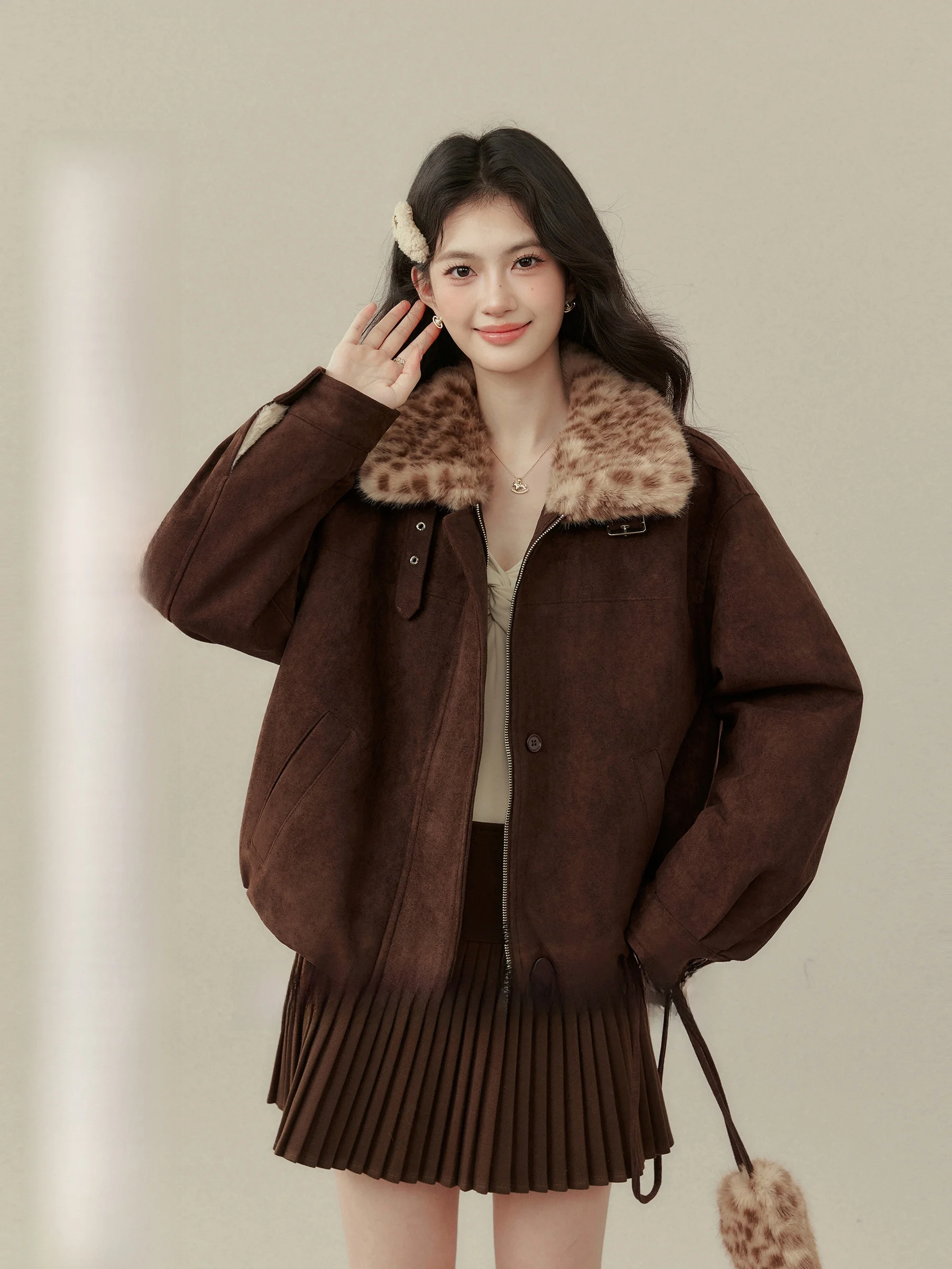 Jaqueta Curta de Veludo Sintético com Zíper Solto Ele Sle Coffee Stamp para Mulheres Plus Size com Textura de Pele Melanina Deslumbrante