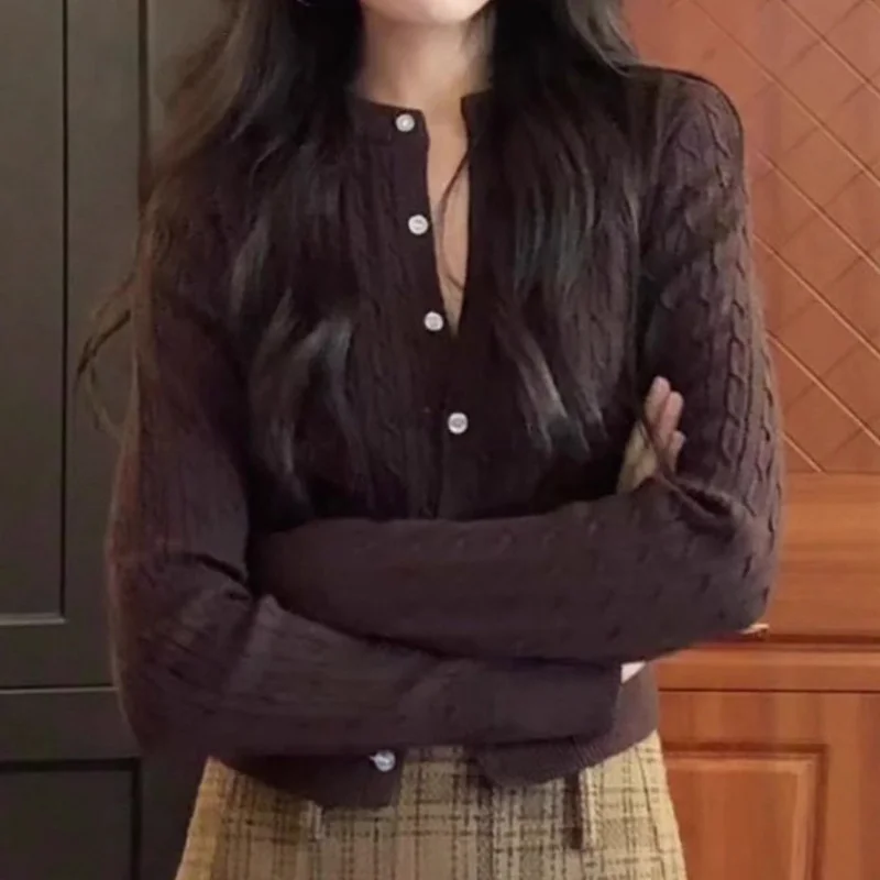 

Элегантный коричневый вязаный свитер во французском стиле с полуоткрытым воротником для женщин, базовый слой для осени и зимы, укороченный топ облегающего кроя.