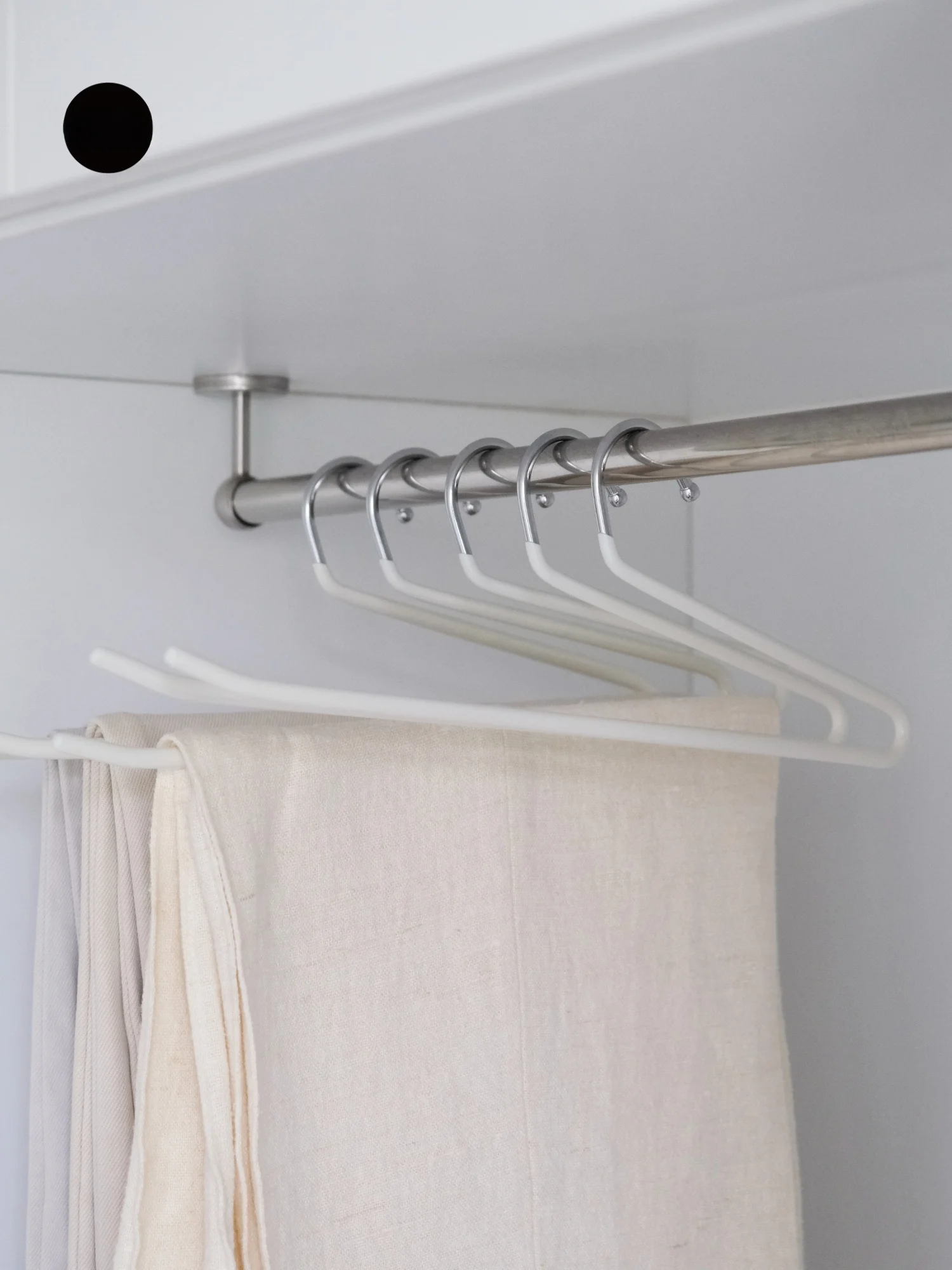 

Вешалка для брюк Urban Home в форме гуся, без следов, противоскользящая, со встроенной полкой для хранения в гардеробе, пластиковый фиксирующий зажим для брюк и другой одежды