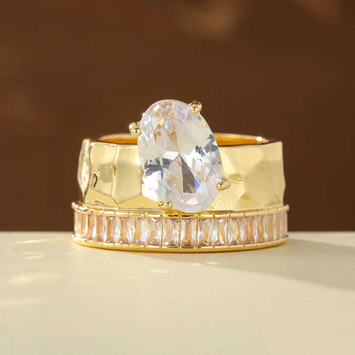 Der luxuriöse Strukturring mit künstlichem Edelstein und Kupfermaterial eignet sich für Hochzeiten und Bankette. – Detail 3