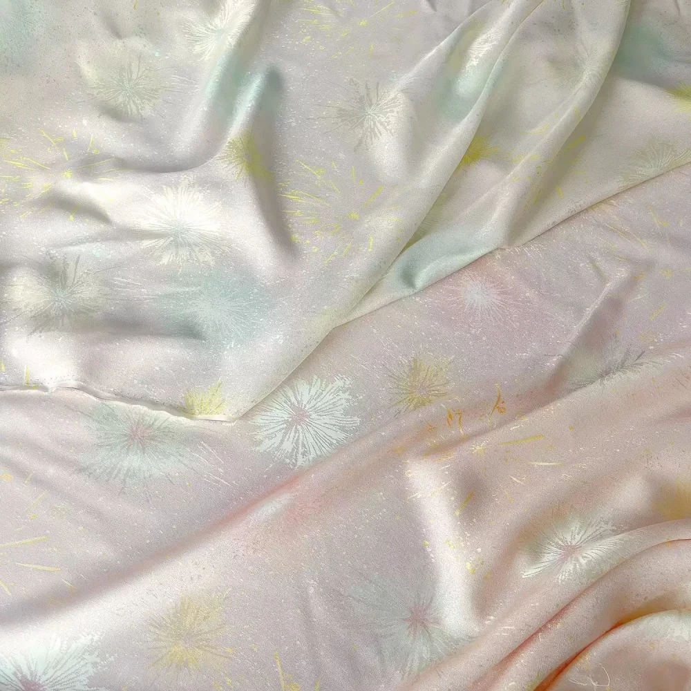 美しい最新ファッション、通気性のある光沢のある織り花柄ゴールデンデザイン、快適なシルクジャカード生地、女性用ドレスシャツに最適