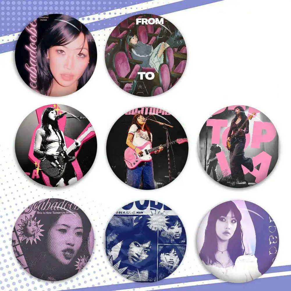 Rock-Sänger Pretty B-Beabadoobee Kreative Pins Lustige Runde Snap-in-Broschen Abzeichen Rucksack Hut Accessoires Schmuck Geschenke für
