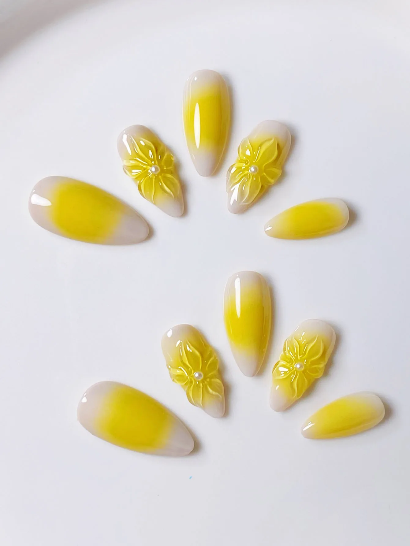 10 morceaux de fard à joues dégradé jaune en forme d'amande fait à la main, fleur tridimensionnelle artisanale pressage nail art pour ongles