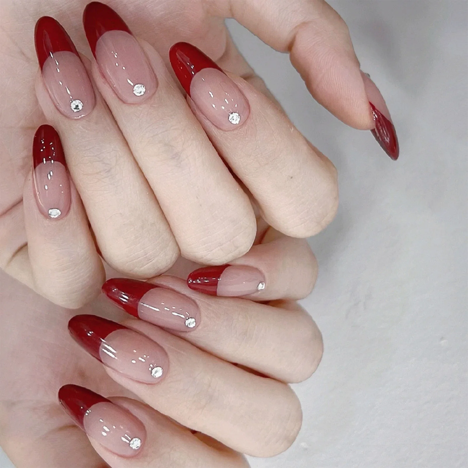 Weinrote Spitzen Mandel künstliche Nägel bequeme und kosten günstige Maniküre für Nail Art Lerner Design eigenen Stil