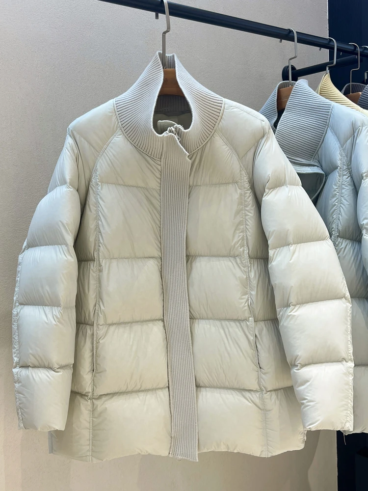 

Женское зимнее пальто средней длины с воротником-стойкой, вязаное, с пэчворком, утепленное, 90% белого пуха, матовый эффект