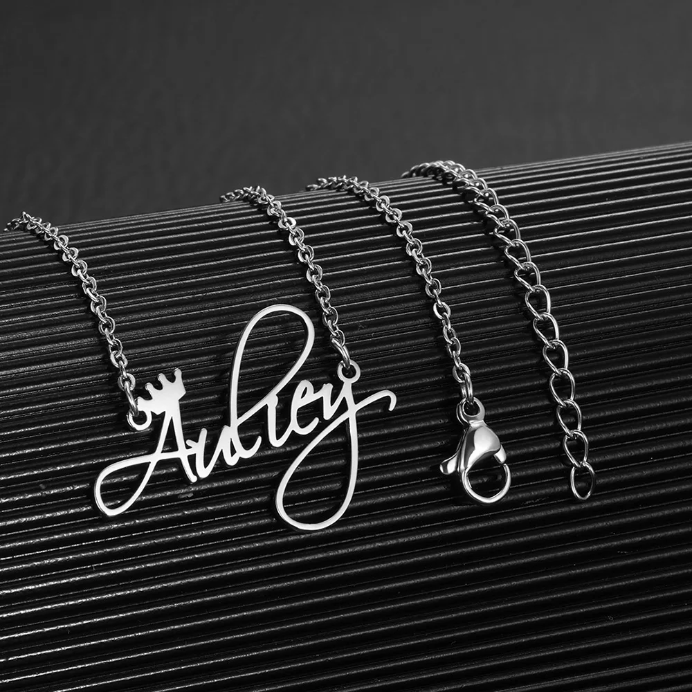 Collier personnalisé avec nom en couronne pour femmes et hommes, en acier inoxydable, pendentif personnalisé en écriture cursive, colliers signature, cadeau de bijoux