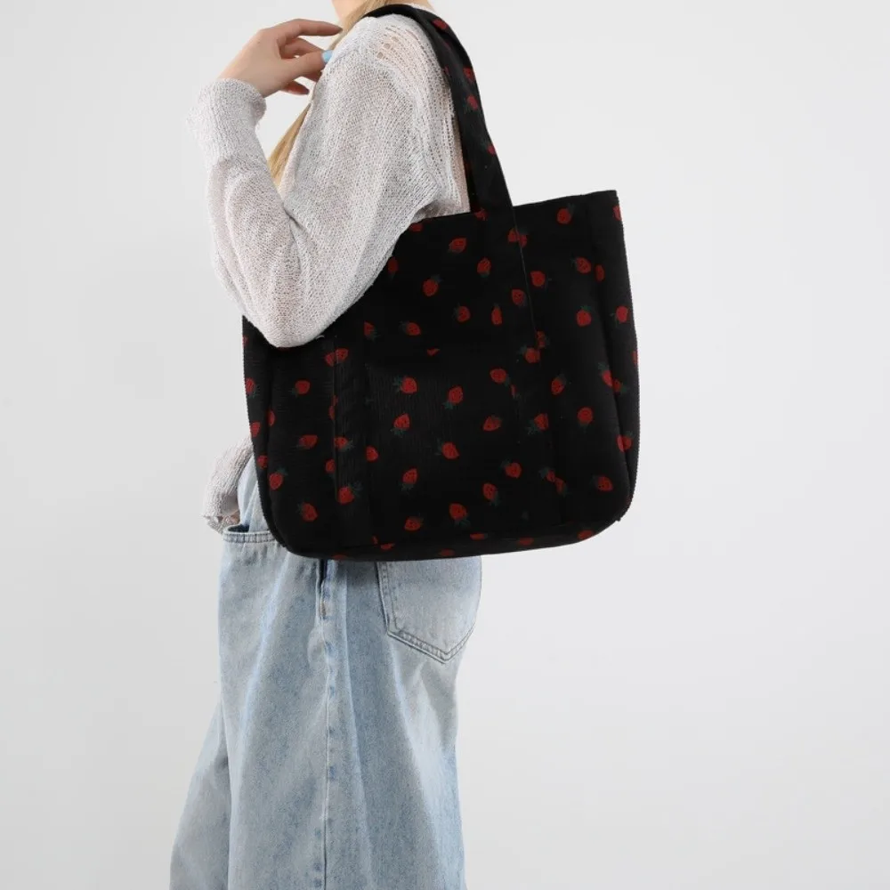 กระเป๋าผ้าลายผลไม้สตรอว์เบอร์รี กระเป๋าสะพายไหล่สไตล์เกาหลี ความจุเยอะ ใช้ได้กับทุกชุด กระเป๋าถือลายผลไม้ สตรีทแวร์