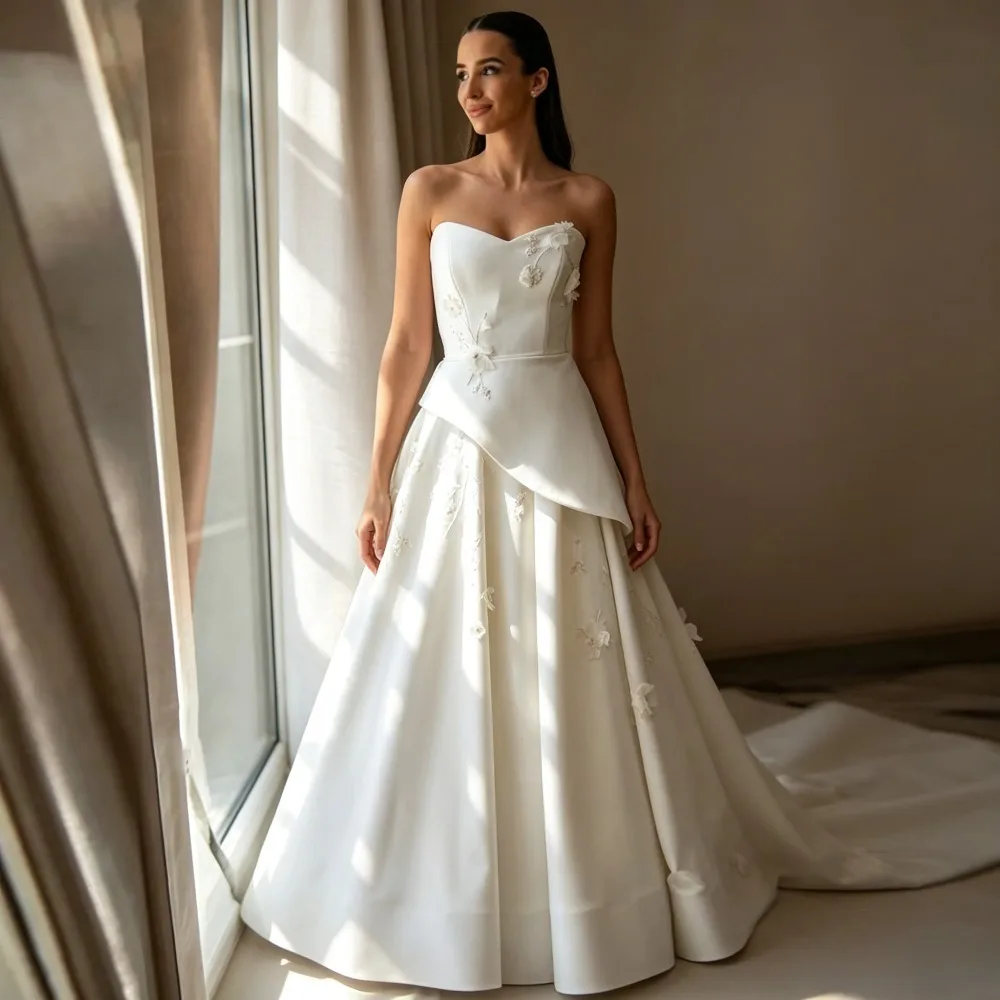 Customized New Strapless A-line Wedding Dresses 2026 Simple Sweetheart Sleeveless Pleated Bridal Gown Decorated with Flowers