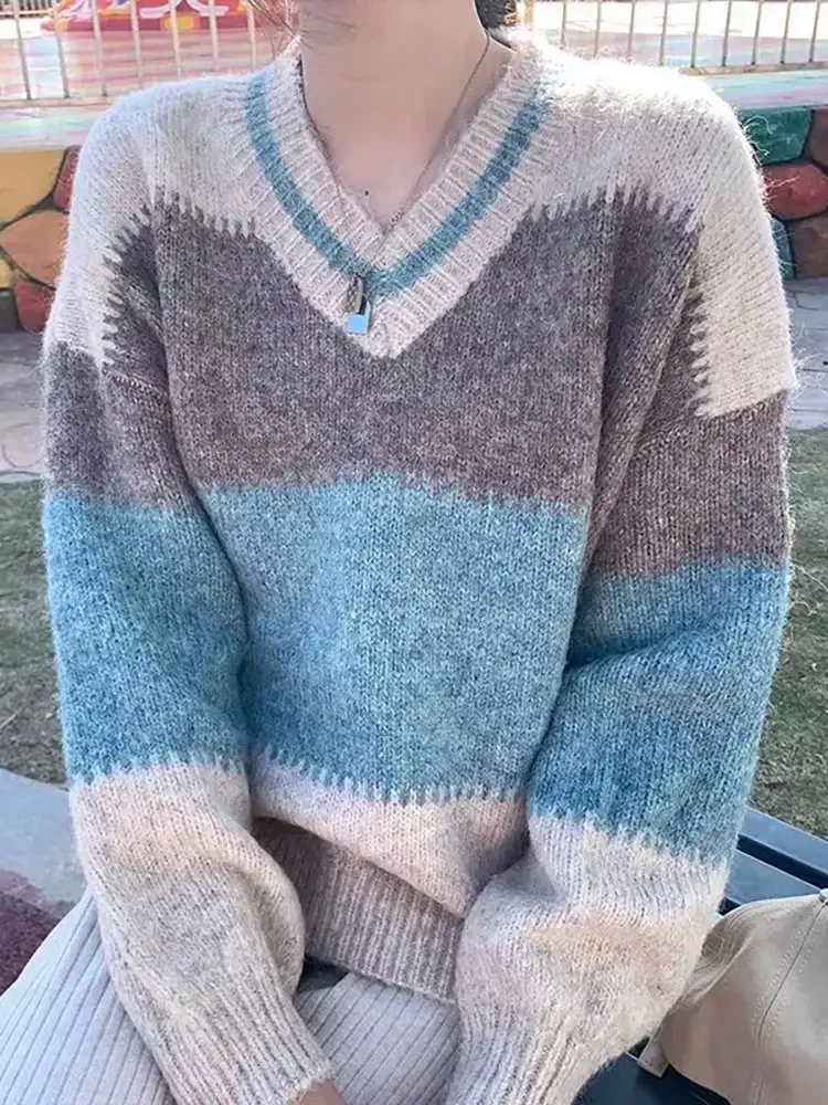 Sweter damski z dekoltem w serek, kontrastowymi kolorami, dzianinowy, modny, luźny, typu baggy, patchworkowy, z długim rękawem, miękki.