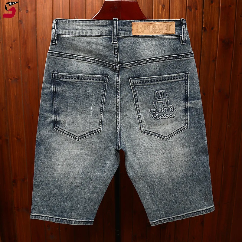 Pantalones cortos de mezclilla de moda de verano para hombre, agujero en relieve y parche, pantalones cortos elásticos rectos delgados, tendencia urbana, pantalones recortados retro