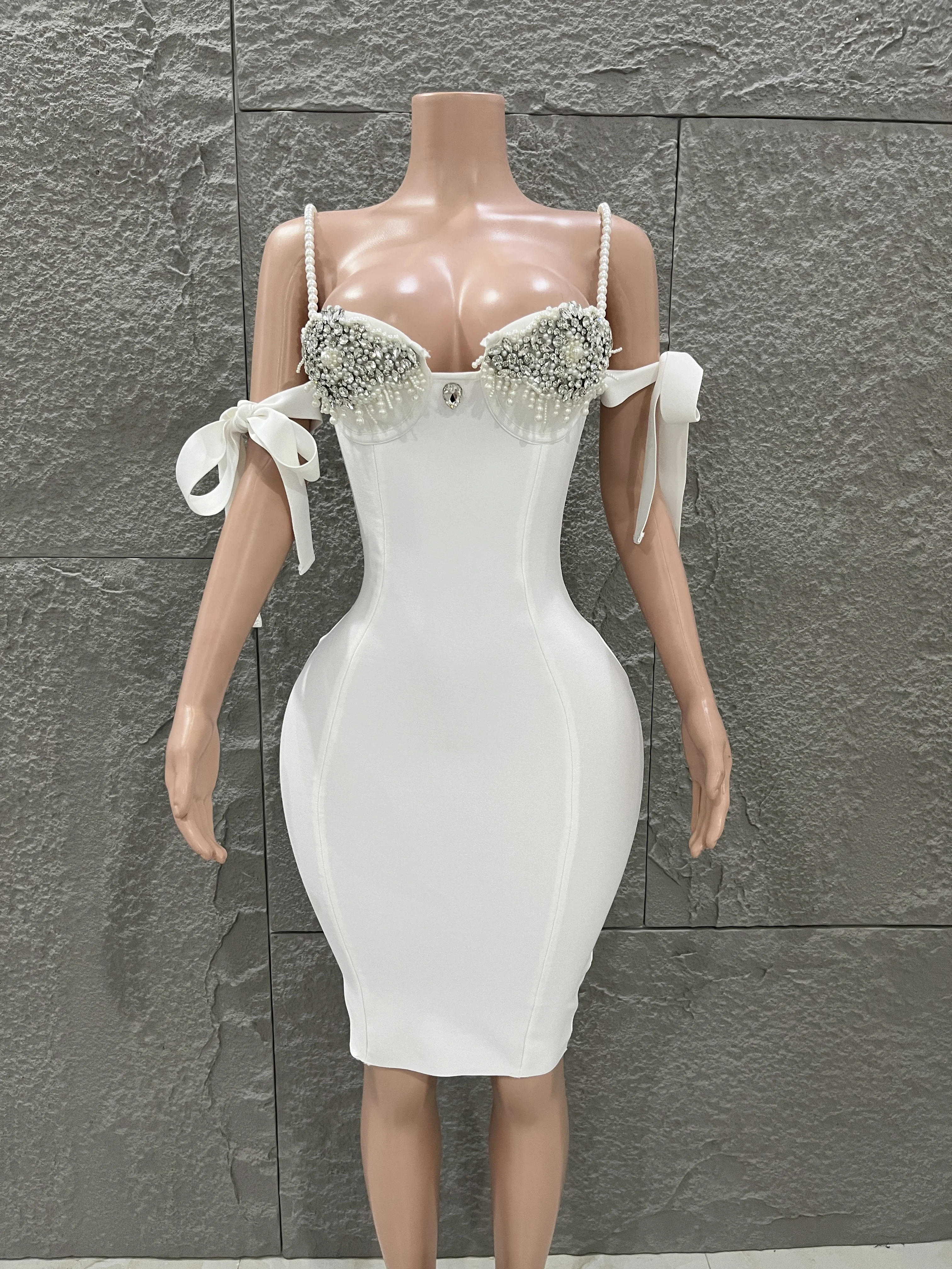 Glamuroso vestido Bandage de diseñador de lujo, correa de perlas, bordado de diamantes, ceñido al cuerpo, Mini vestidos de fiesta para Club de noche de celebridades