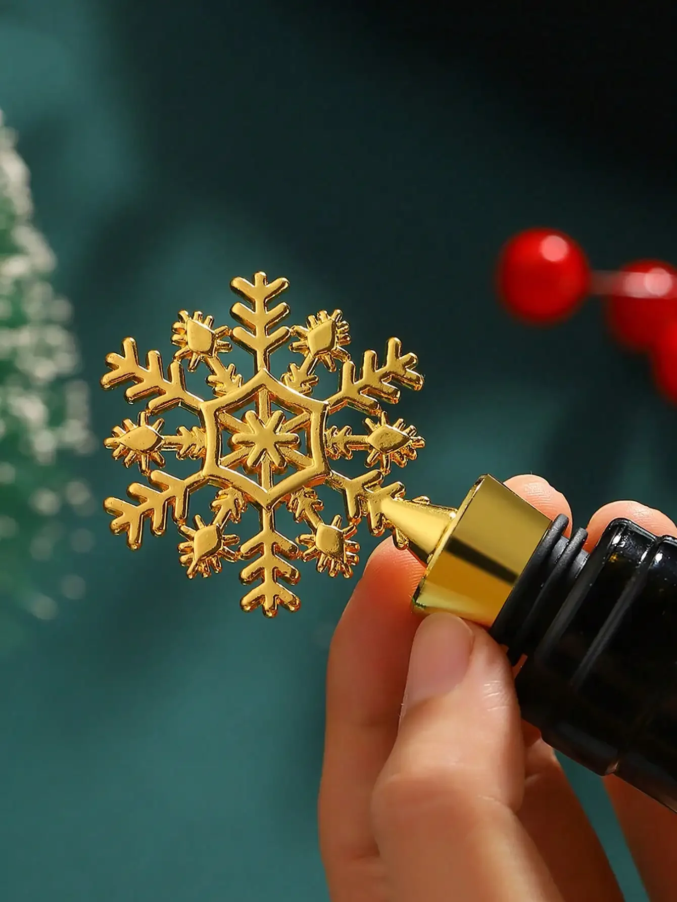 Christmas Snowflake Wine Stopper, Metal Sealing Cork for Holiday Parties & Gifts - Detail 1