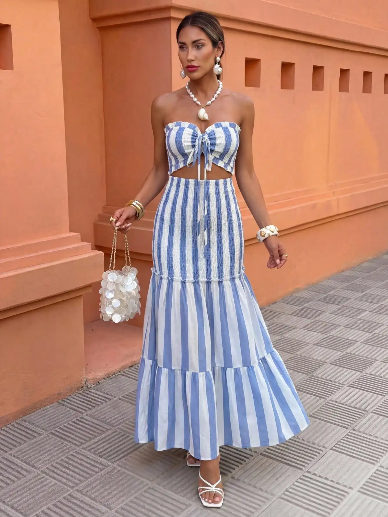 

Комплект из укороченного топа с полосатым принтом и многоярусной макси-юбки: сексуальный и элегантный пляжный стиль