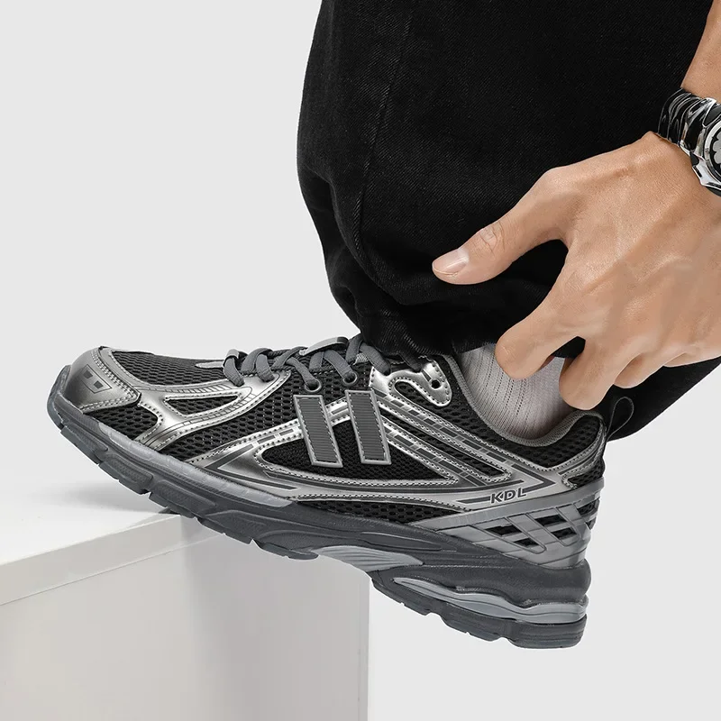 2025 رمادي فضي سائل فضي عارضة الاحذية الرجالية أحذية أبي الرجعية البوليستر قماش ترقية تنفس الأحذية الرياضية