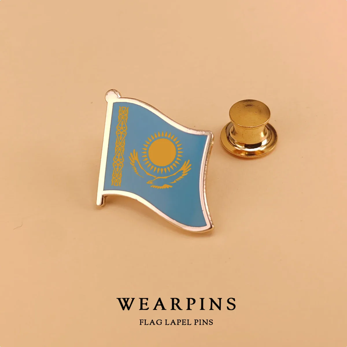 Crachá da bandeira nacional do Cazaquistão banhado a ouro esmalte artesanato alfinetes de lapela decoração artesanato