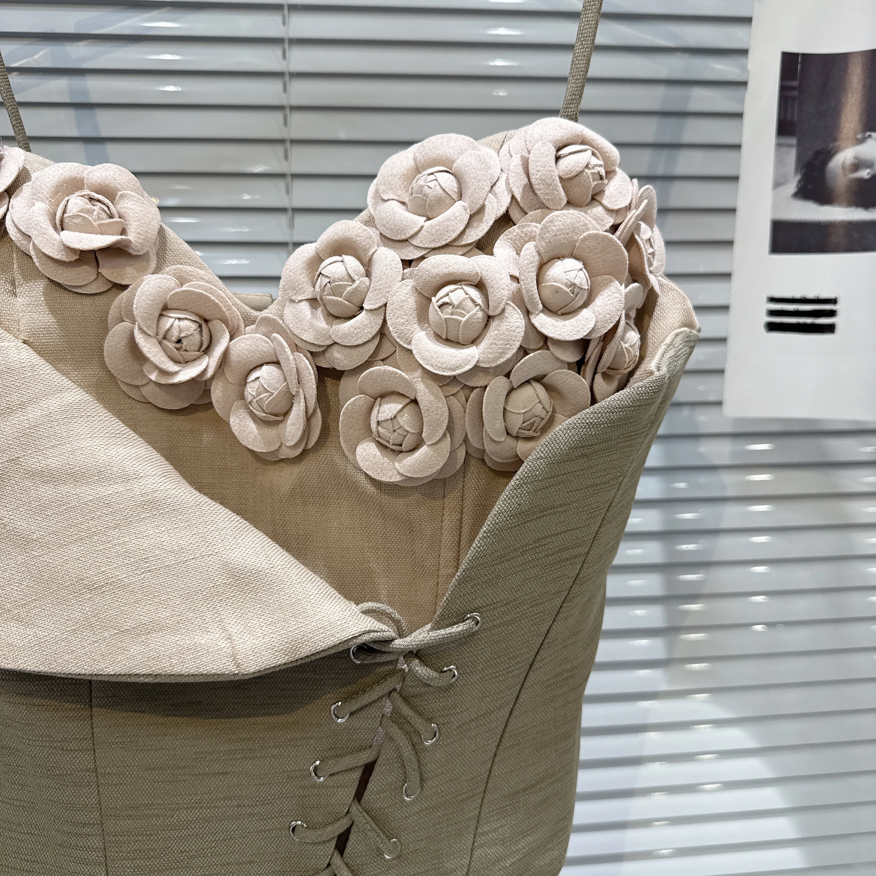 2025年夏新作 アメリカンストリート 立体フラワー ベベルエッジ ストラップ スリングベスト 伸縮性 スリム ノースリーブベスト クロップトップス