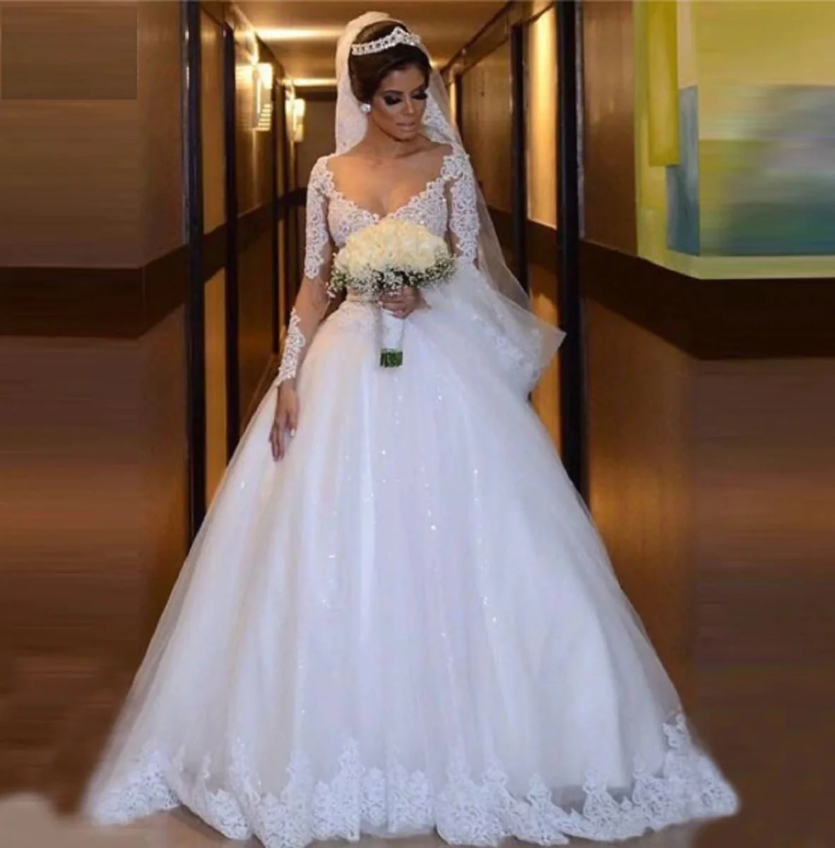 

Vestido de boda con cuello redondo, manga larga, apliques de encaje, vestidos de novia con cuentas