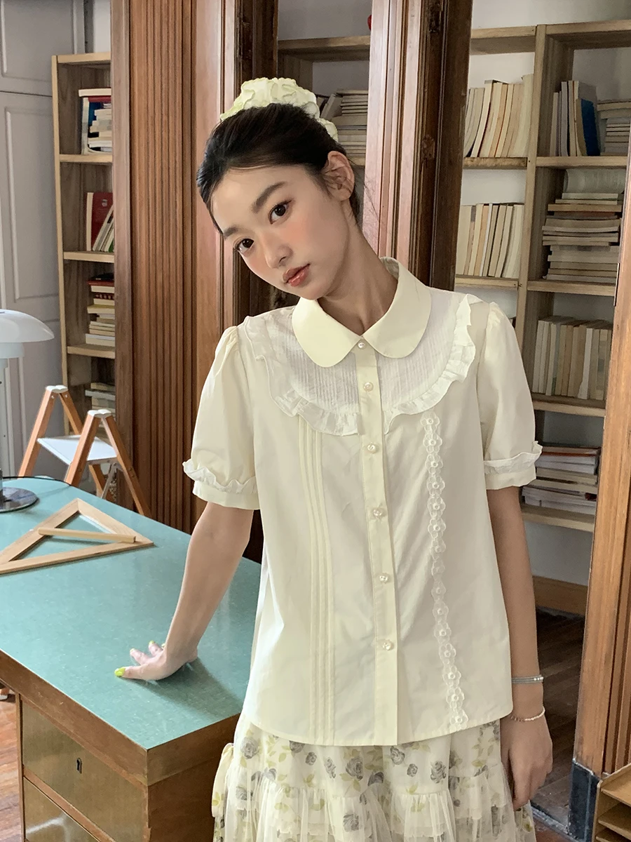 

Асимметричная хлопковая блузка с рюшами и воротником «бэби-долл» абрикосового цвета, свободного кроя, с пышными рукавами, однотонная, на пуговицах