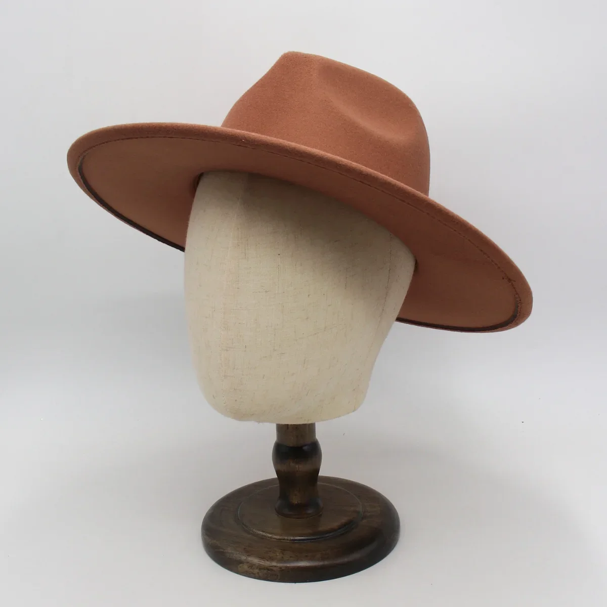 9.5cm büyük ağız Fedora şapka Unisex Metal tüyler kadınlar keçe şapka  Retro caz erkekler şapka açık beyaz fötr şapka İngiliz elbise şapka