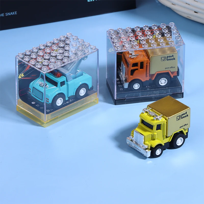 Symulacja ciągnięcia tyłem miniaturowego modelu pojazdu ze stopu, inżynieryjny samochodzik zabawka w przezroczystej obudowie, idealny prezent dla dzieci.