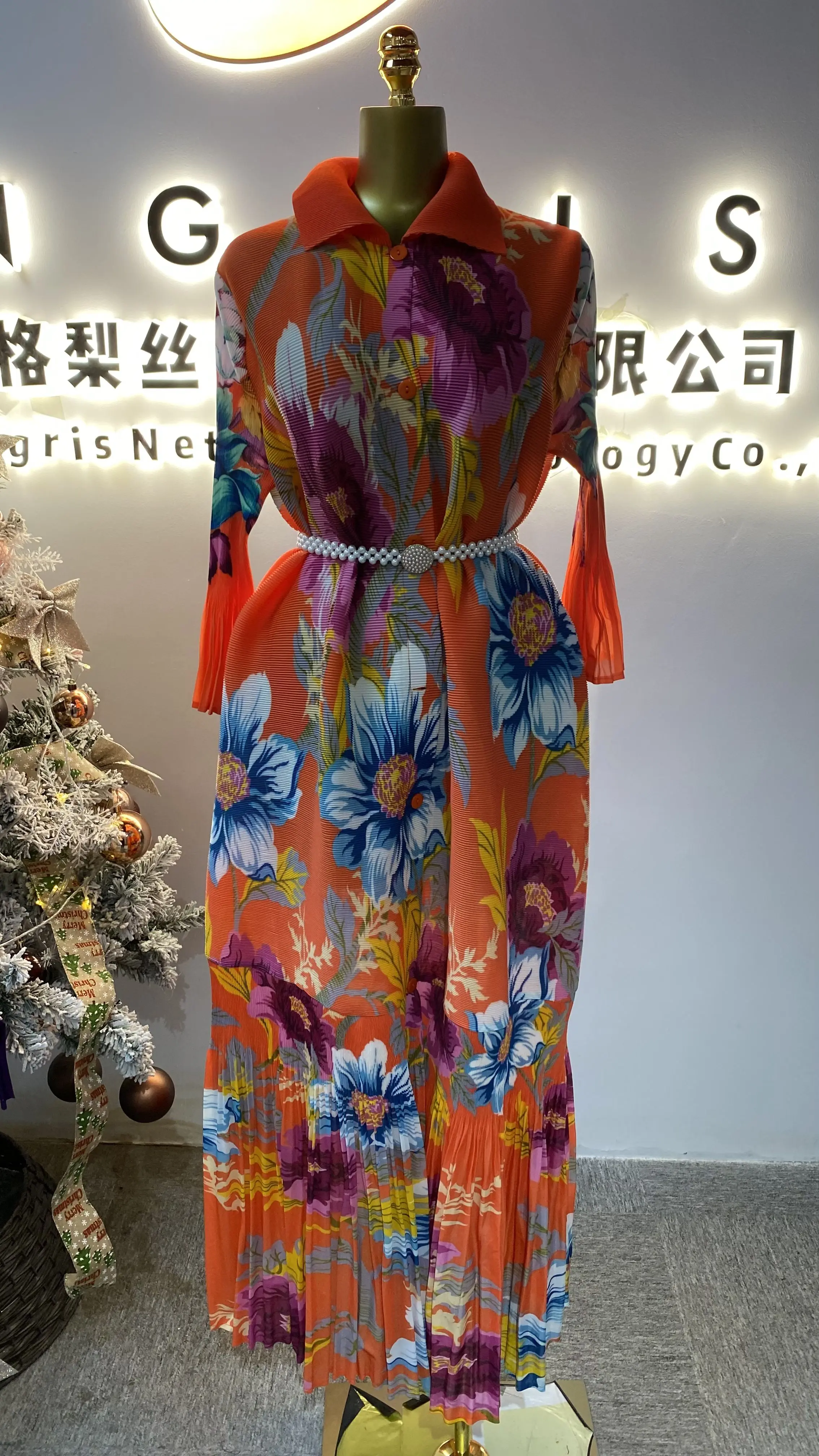 Lässiges muslimisches Farbblock-Druck-Einreiher-Design, bodenlang, plissiert, Übergröße, Damenkleid-GZMM475