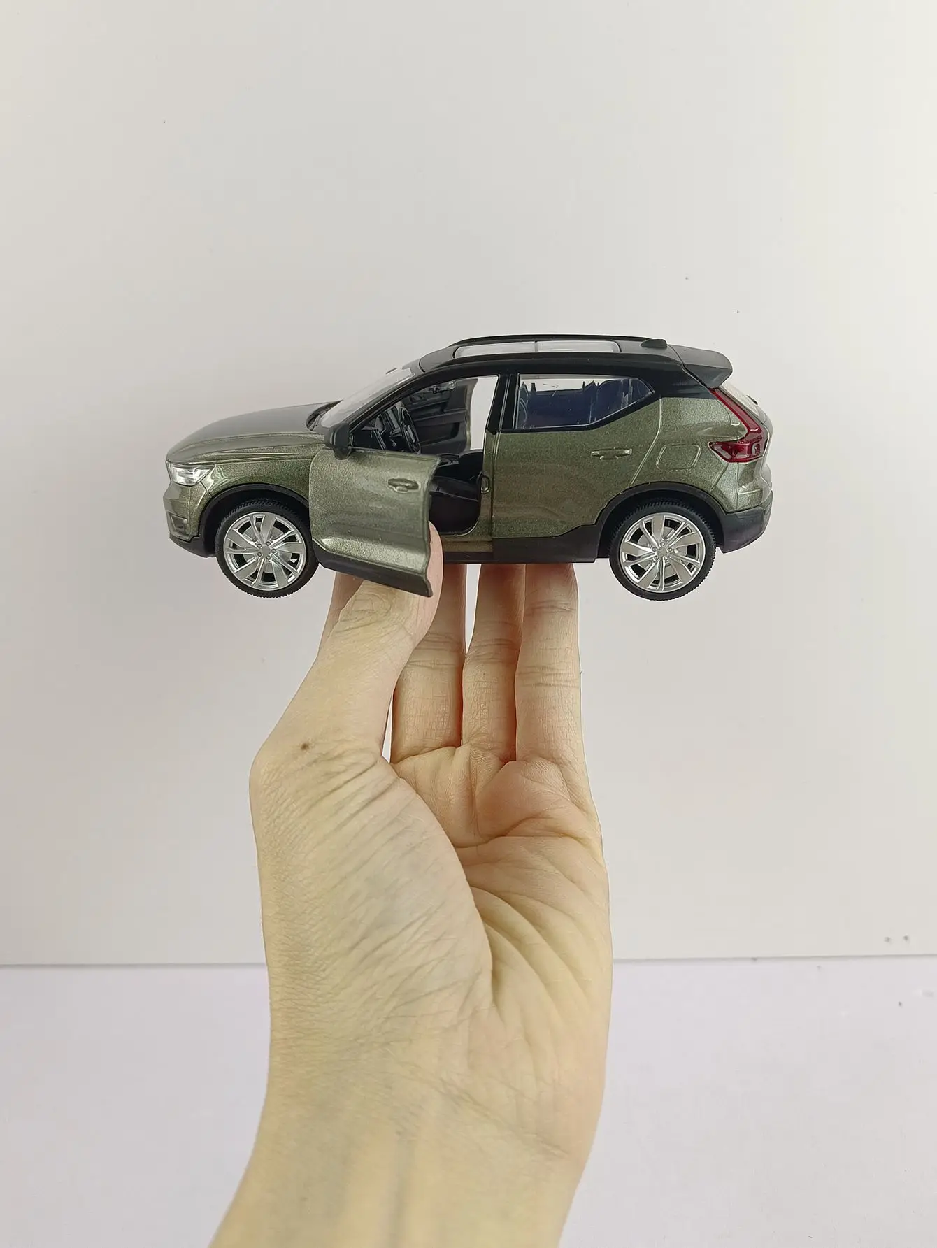 1:32 Volvo XC40 Alloy Car Model Diecast & Toy Vehicles Metal Car Model Simulation Sound and Light Collection Toy Gift