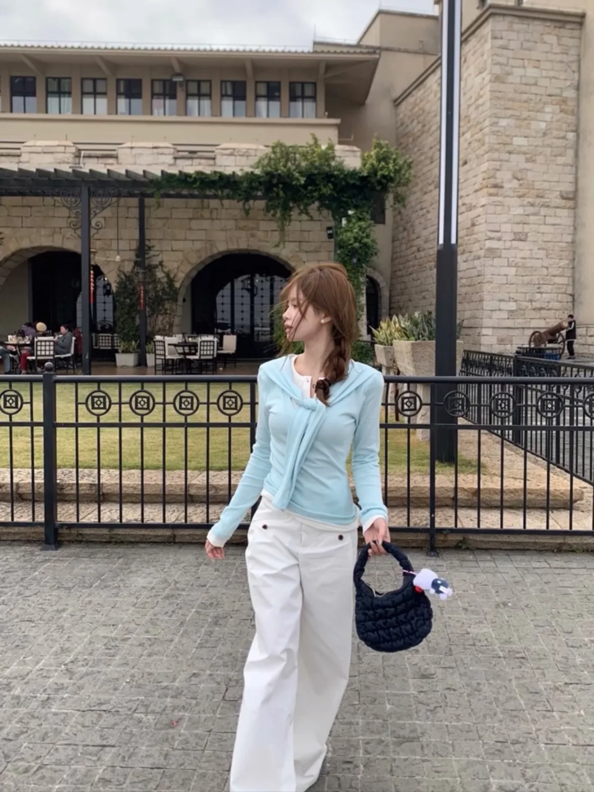 بلوزة نسائية كورية أنيقة بأكمام طويلة للخريف والشتاء، تصميم ضيق بياقة مفتوحة ونمط إبداعي مناسب للعمل