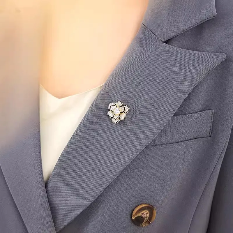 عالية الجودة Xiaoxiangfeng كاميليا بروش صغير الملمس كريستال زهرة الصدار العنق المضادة للضوء الديكور دعوى الملحقات