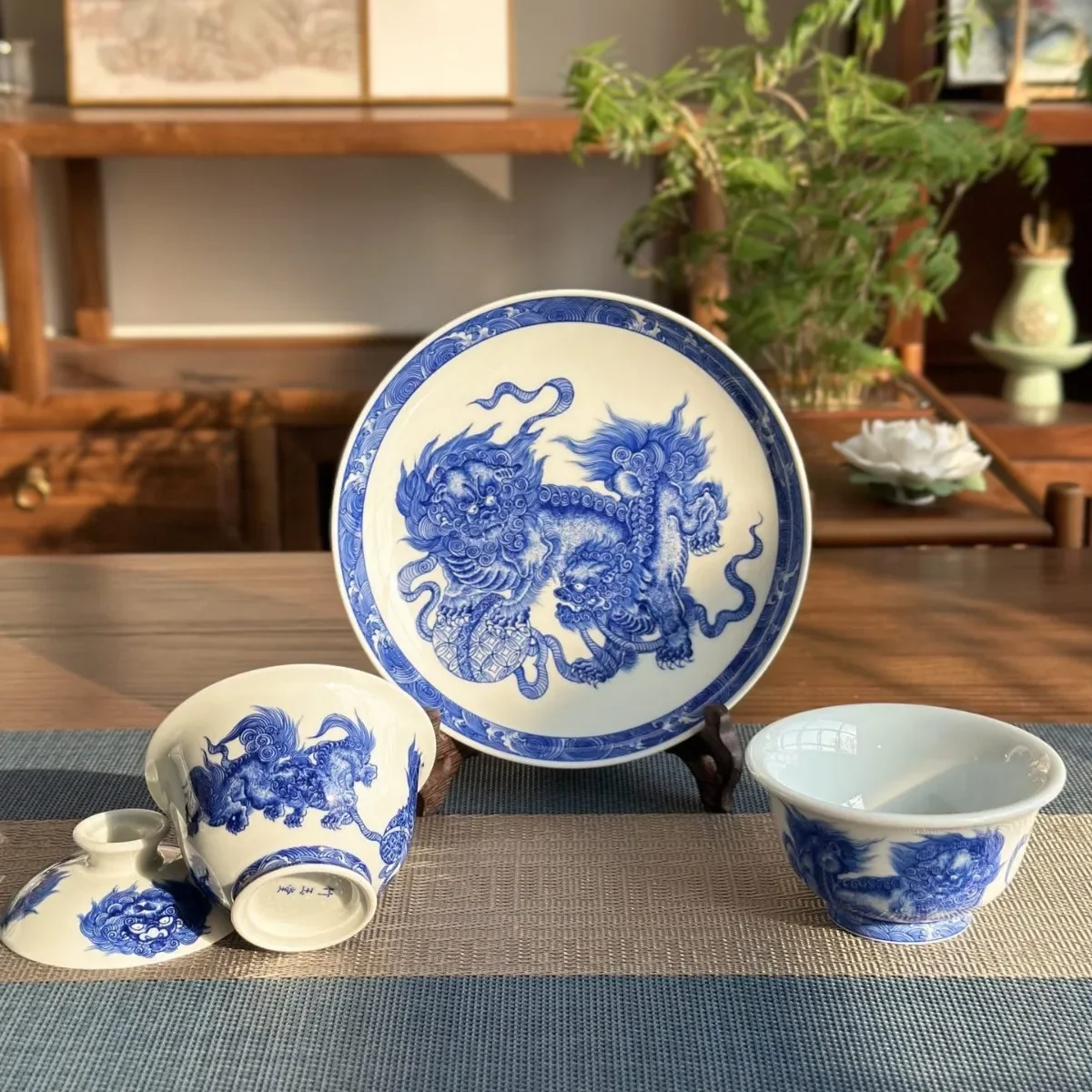 Jingdezhen high-end ceramic antique blue and white double lion rolling hydrangea cover bowl three-piece gift box hand-painted