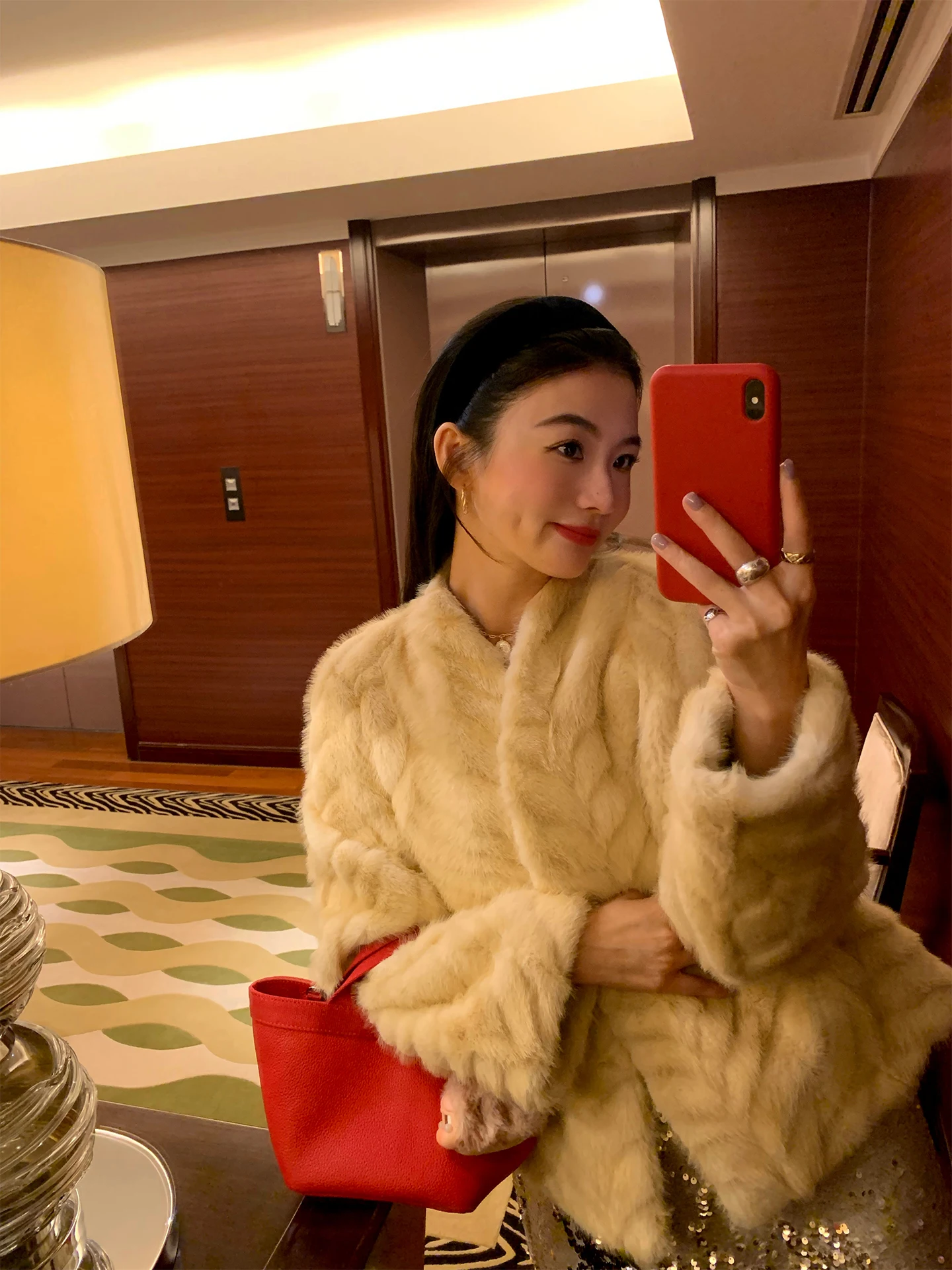 

Women's Composite Leather Fur Coat 2025 New Eco-friendly Short Size Furry Outerwear Warm Casual Style Standard Fit V-neck