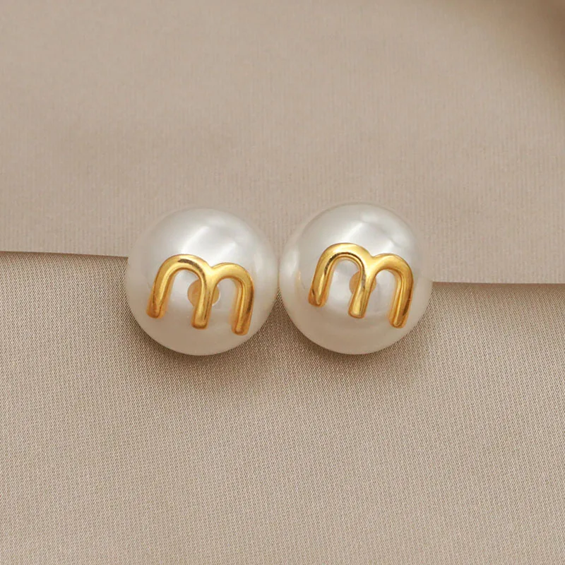 French Style Summer New Design High Quality  Niche Minimalist Pearl Letter M Light Luxury Earrings for Women Jewelry.