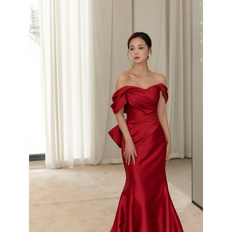 Wijnrode satijnen one-shoulder prestatie fishtail banket roosterjurk