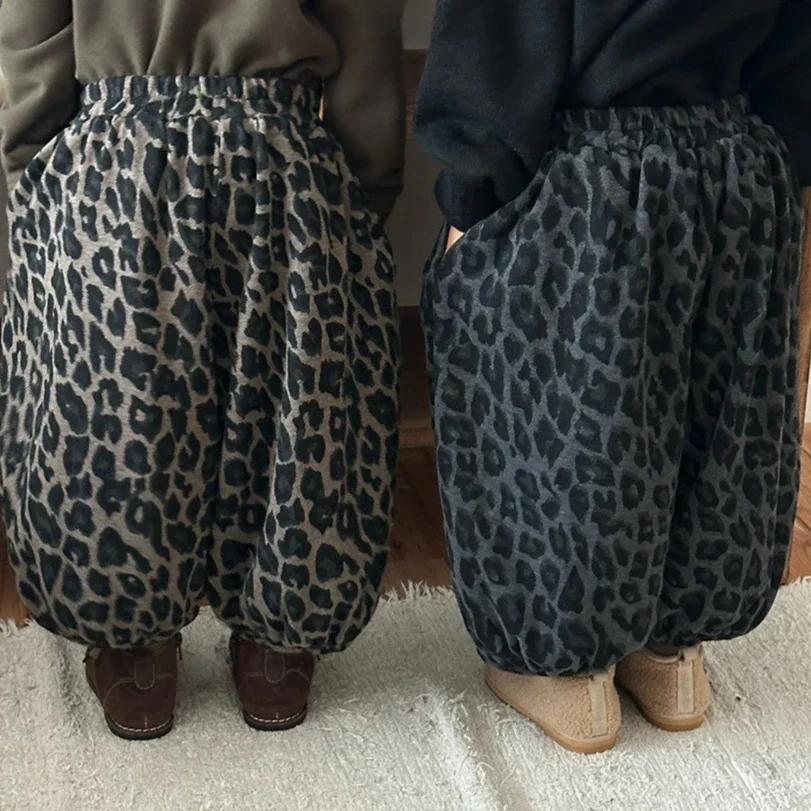 

Брюки 2025: Новая коллекция осенне-зимней детской одежды в корейском стиле – модные плюшевые брюки с узором в горошек и узелками для мальчиков и девочек, простой дизайн.