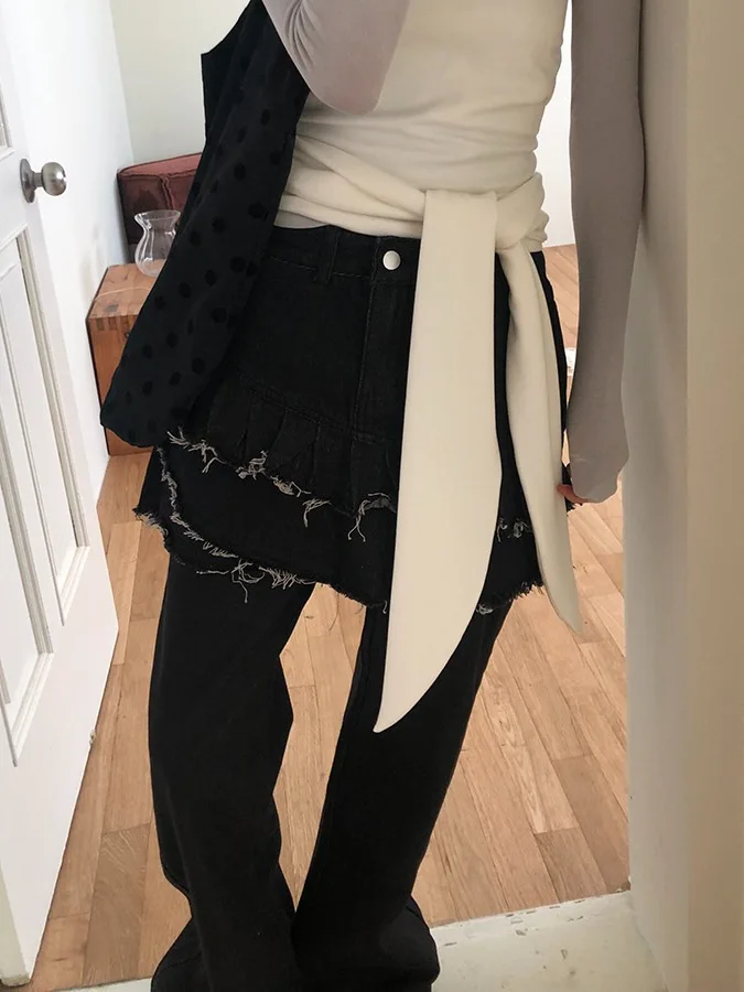 Calça jeans feminina slim fit com bainha com babados, aparência em camadas, sino bot, moda vintage, desgastada, saia falsa de duas peças