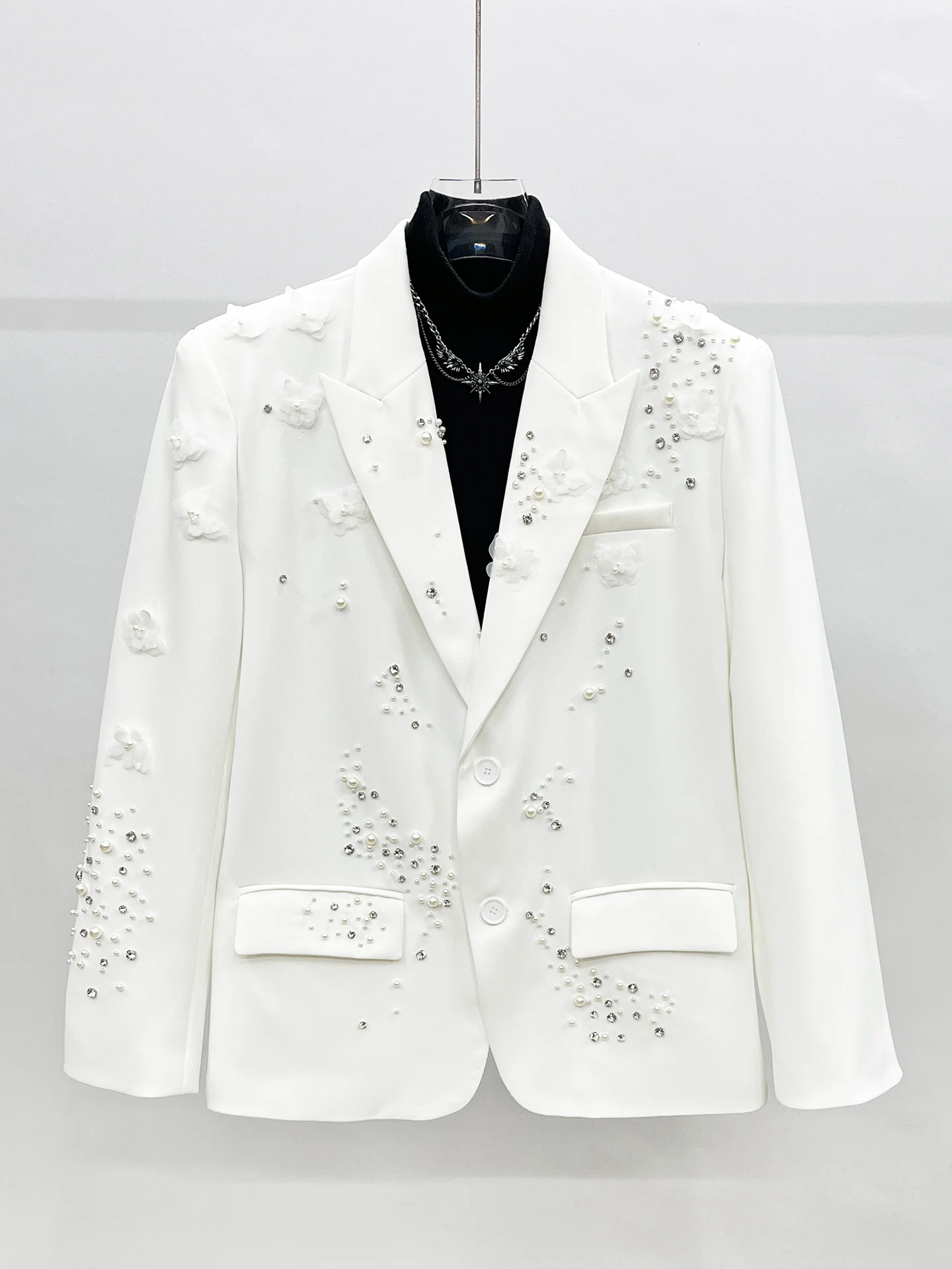 أطقم بدلة جديدة لخريف 2025 من اللؤلؤ الراقية للرجال بليزرات أنيقة على شكل زهور ثلاثية الأبعاد وسراويل واسعة بلون سادة طقم مكون من قطعتين