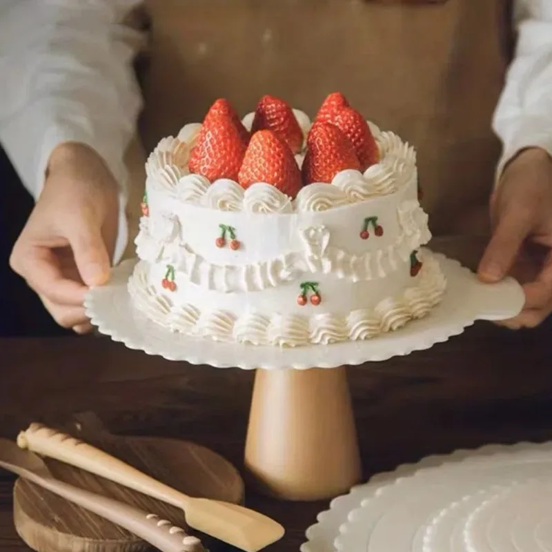 لوح تقديم الكيك الدائري مع قاعدة بلاستيكية قابلة لإعادة الاستخدام لمقبض كعك الموس والجبن وقبضة غير قابلة للانزلاق للنقل الآمن