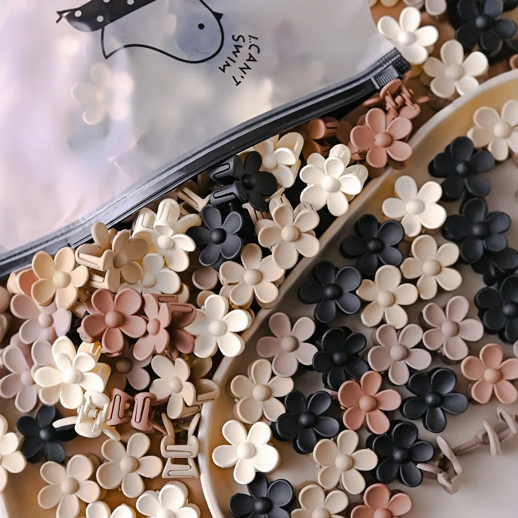 Großhandel 10 Stücke Farbe Gemischt Matte Kleine Blume Haar Klaue Clips Süße Mini Rutschfeste Haarnadeln Haarspange Frauen Mädchen Haarschmuck